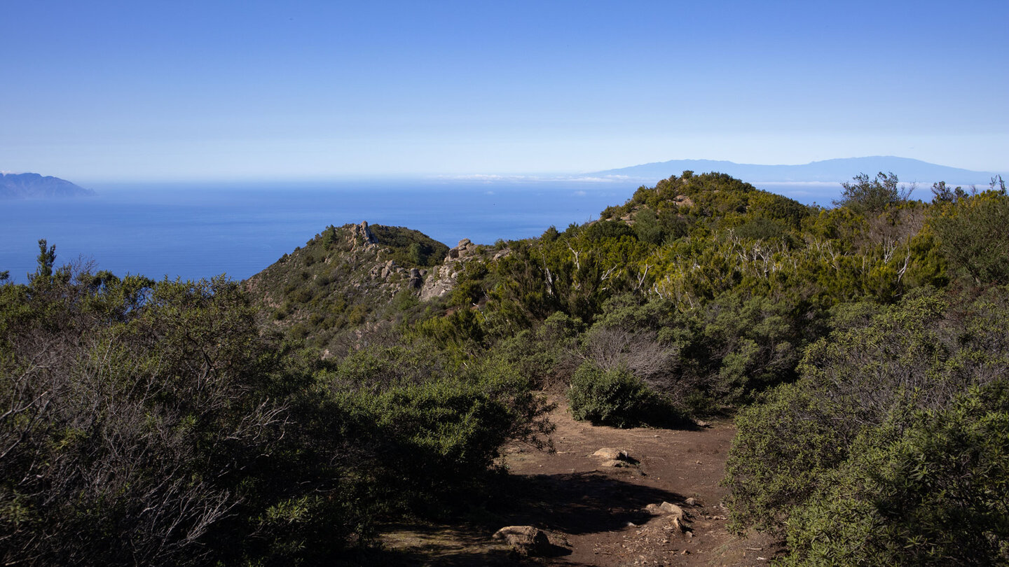 Wegpassage entlang der Cumbre mit Blick auf La Palma und La Gomera
