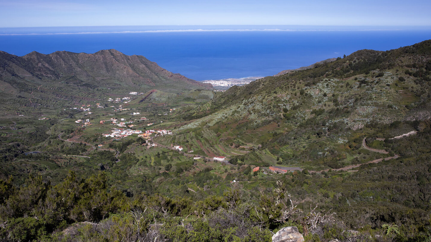 das weite Tal von El Palmar mit Buenavista del Norte an der Küste