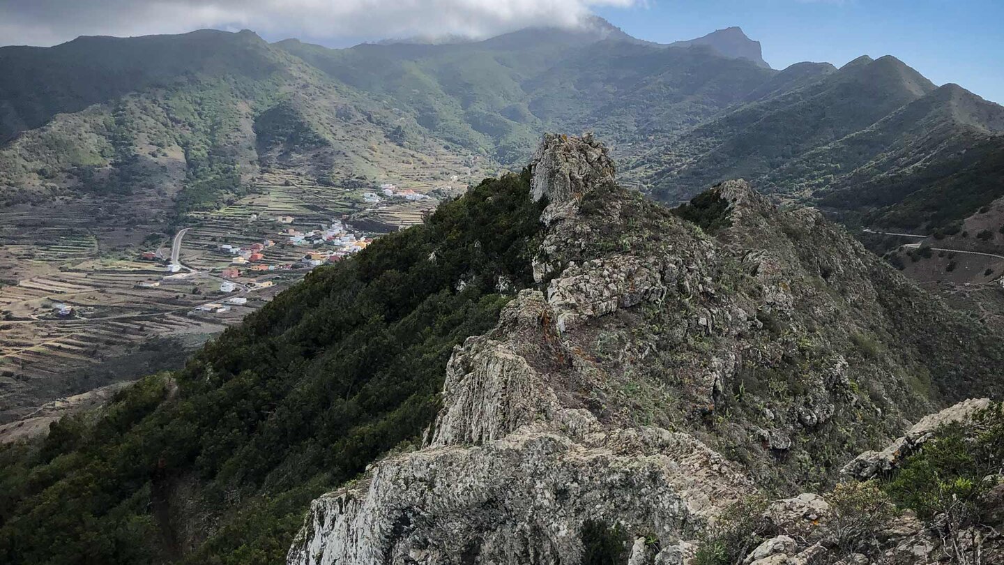 die Cumbres de Baracán bilden eine Wetterscheide, gut erkennbar an der Vegetation die Wetterscheide an den Cumbres de Baracán erkennbar an der Vegetation