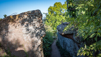 behauene Felsen der Burg Neukastel