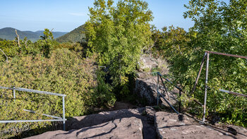 Blick über die Ruine der Burg Neukastel