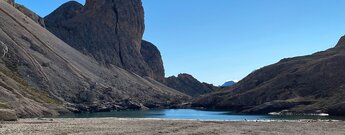 der Antermoiasee auf 2.496 Metern Höhe in der Landschaft der Rosengartengruppe