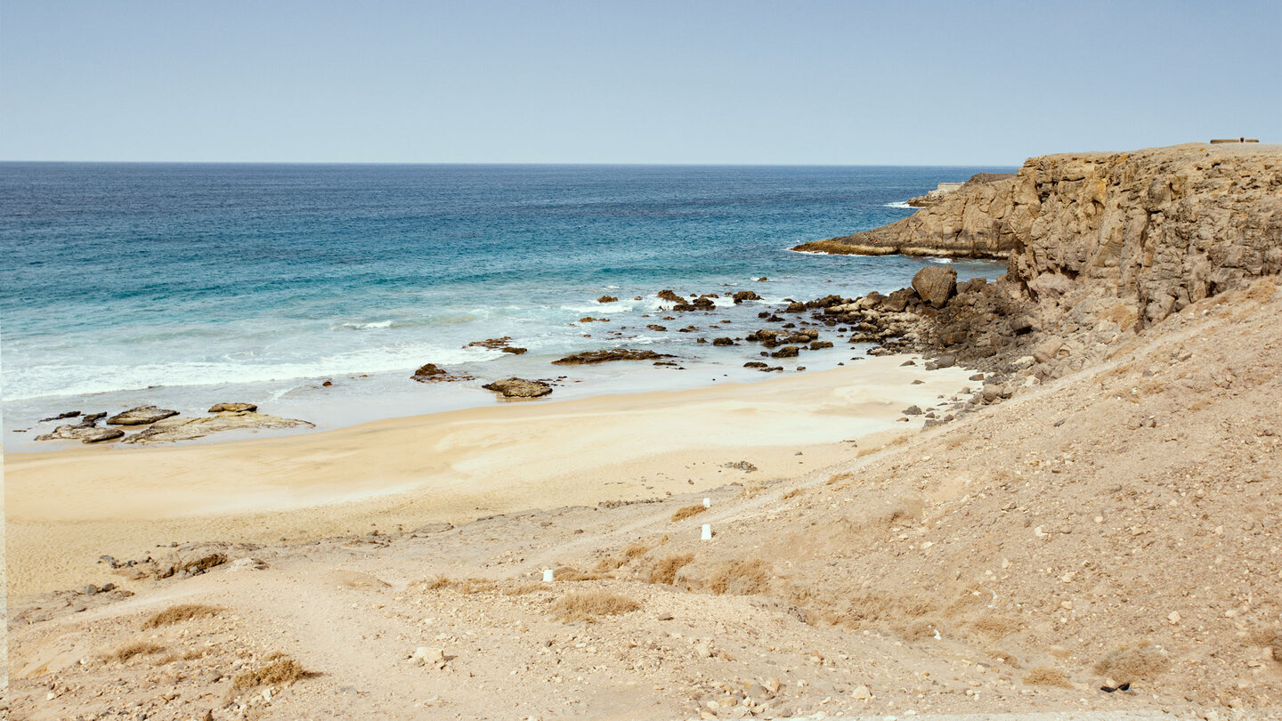 die Strande El Castillo und Aljibe de la Cueva sind durch einen nahtlosen Sandstreifen verbunden
