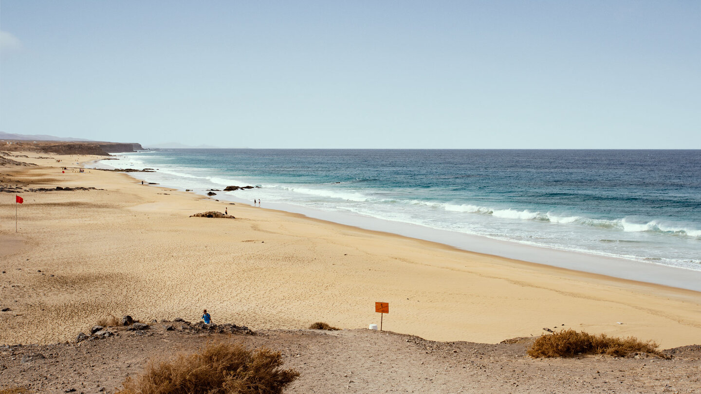 der lange Sandstrand Piedra Playa ist ein Eldorado für Surfer