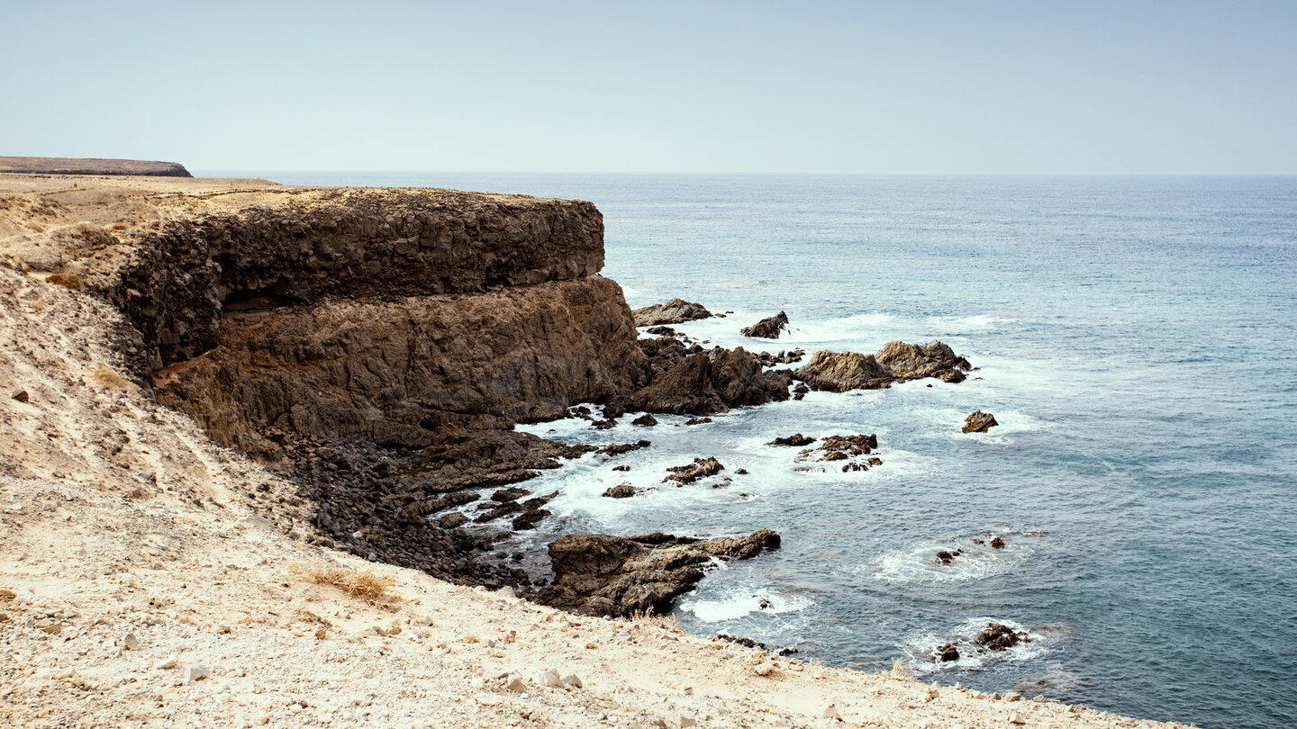 steil abfallende Klippen an der Westküste Fuerteventuras