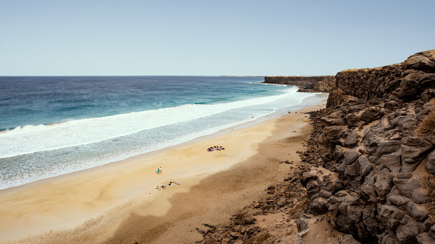 am Strand Playa del Águila trifft man zahlreiche Surfer