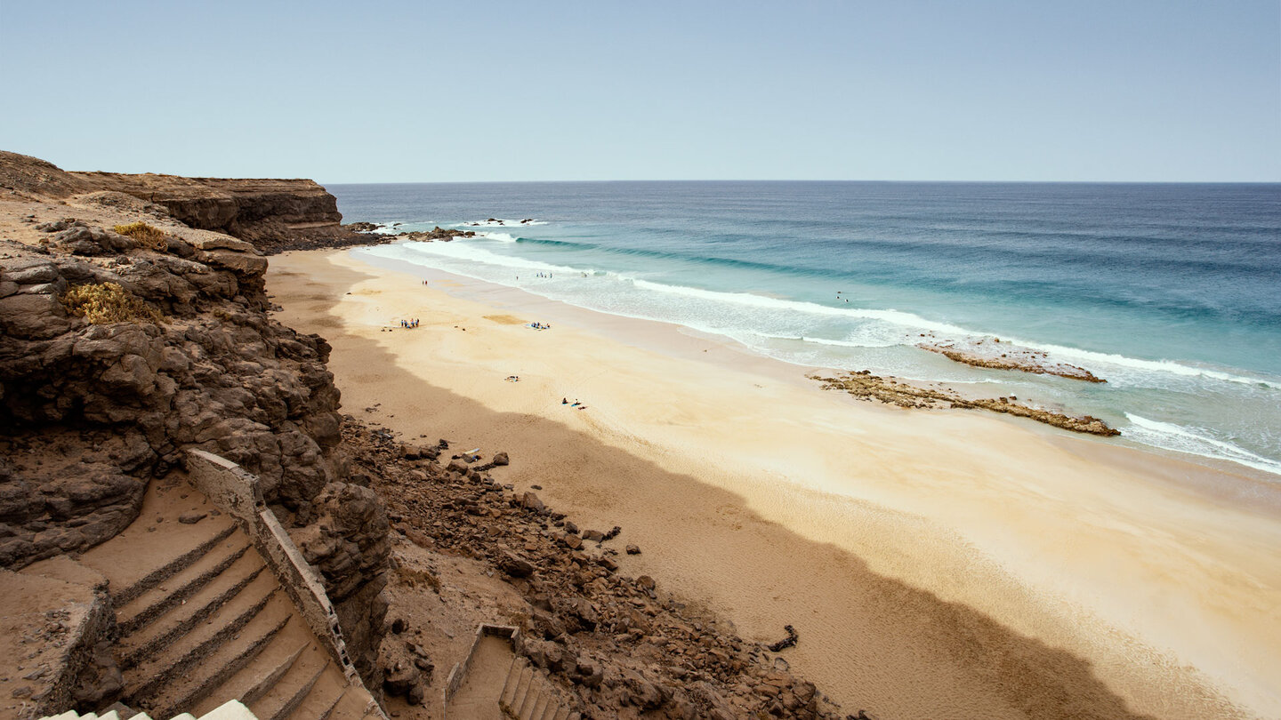 der Strand Playa del Águila wird wegen der imposanten Treppe auch Treppen-Strand genannt
