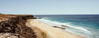 der von Klippen umrahmte Sandstrand Playa del Aguila an der Westküste Fuerteventuras