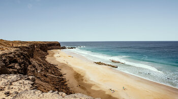 der von Klippen umrahmte Sandstrand Playa del Aguila an der Westküste Fuerteventuras