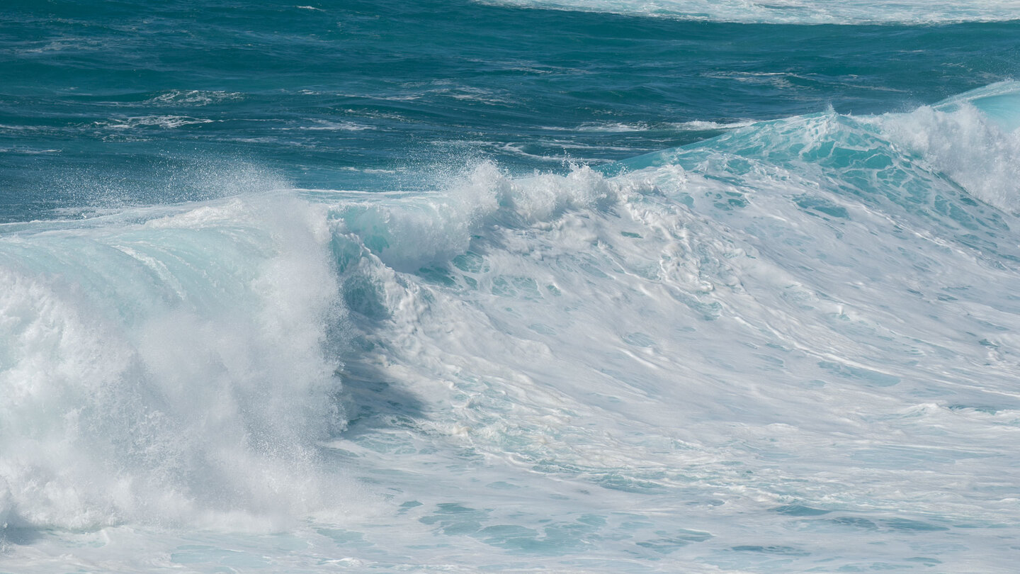 die stetige Atlantikbrandung lockt zahlreiche Surfer.