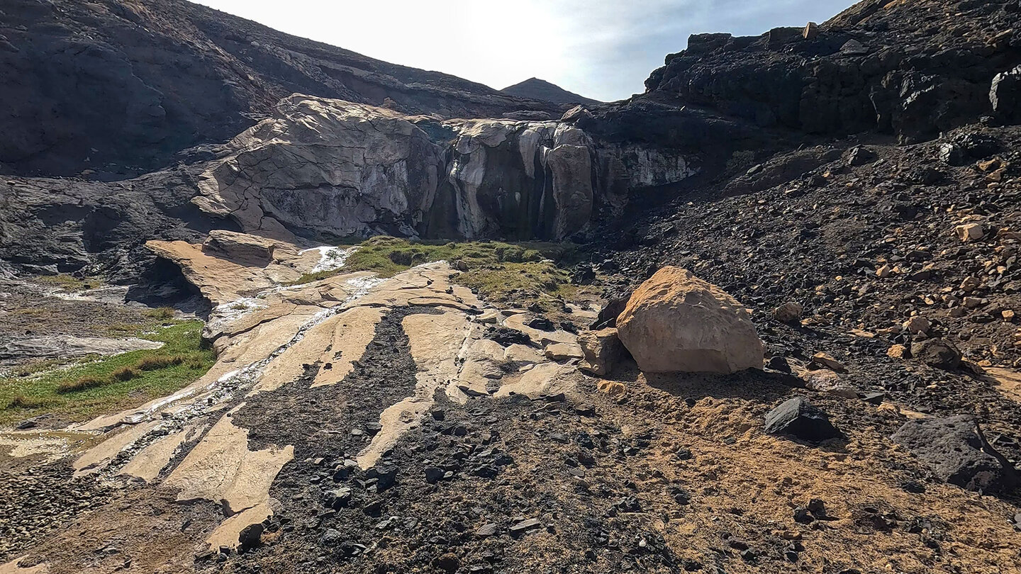 Wasserfall in der Schlucht beim Playa de Roque del Morro