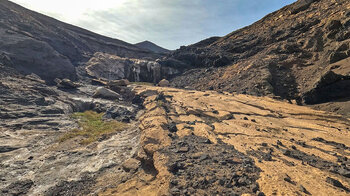 Sandsteinplatten in einer Schlucht beim Playa de Roque del Morro