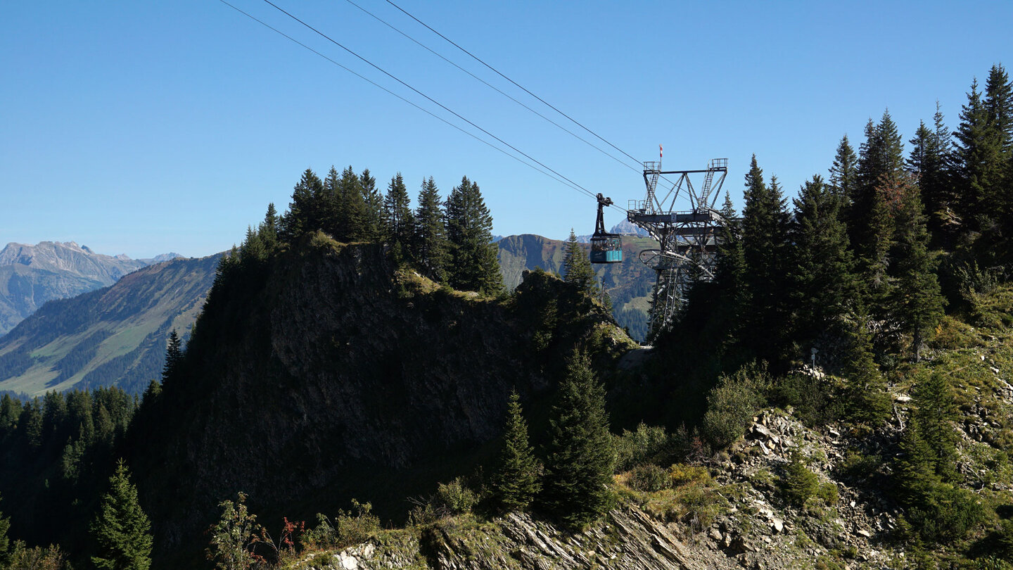 Gondel der Walmendingerhornbahn auf dem Weg zum Gipfel Gondel der Walmendingerhornbahn