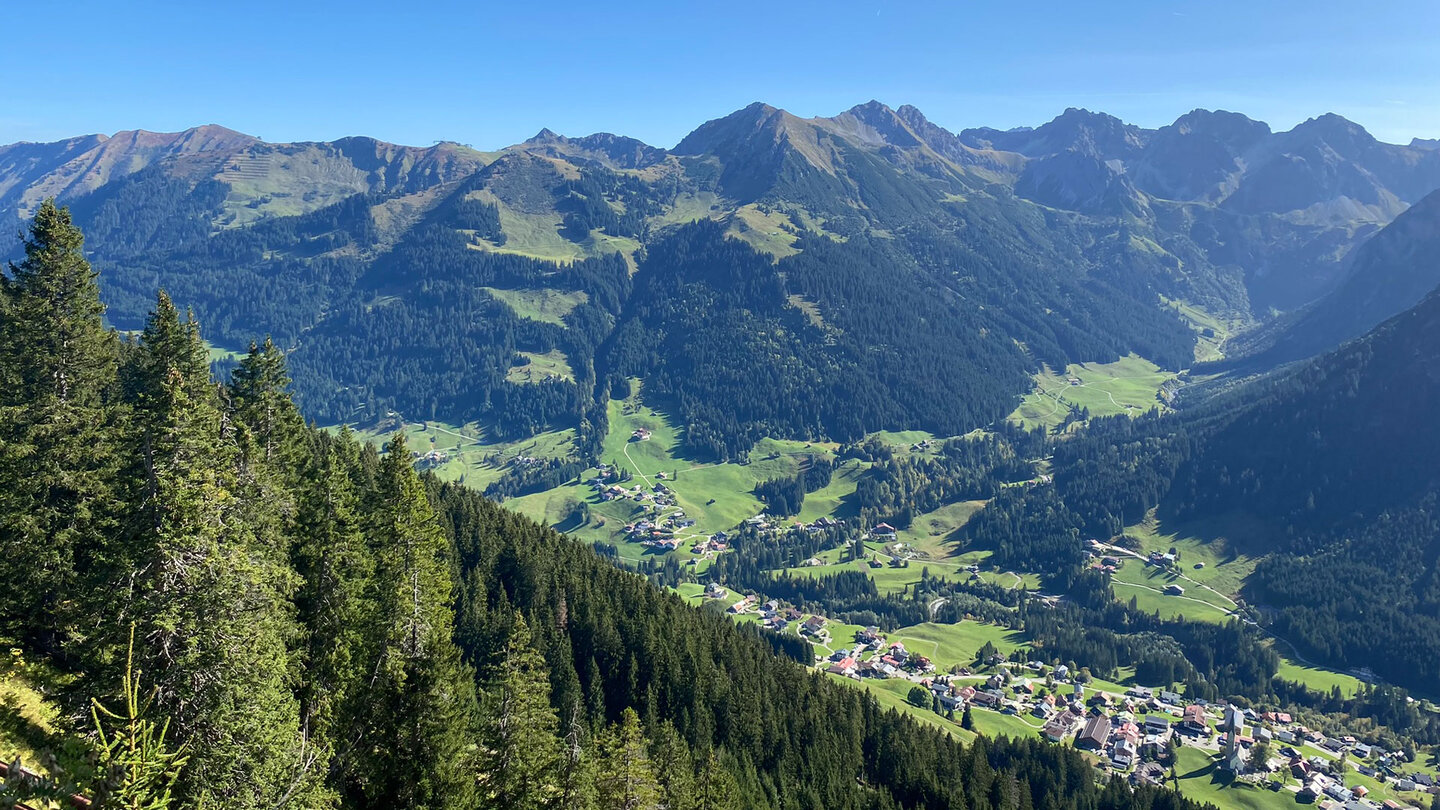 Talblick über Mittelberg zur Bergkette mit dem Fellhorn und der Kanzelwand Talblick über Mittelberg zur Bergkette mit Fellhorn und Kanzelwand