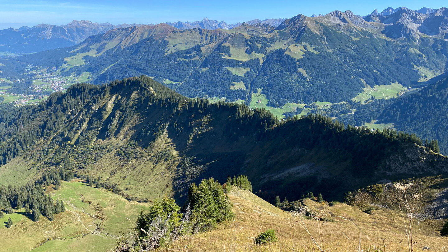 Panoramablick vom Walmendinger Horn über den gesamten Heuberggrat Panoramablick vom Walmendinger Horn auf den Heuberggrat