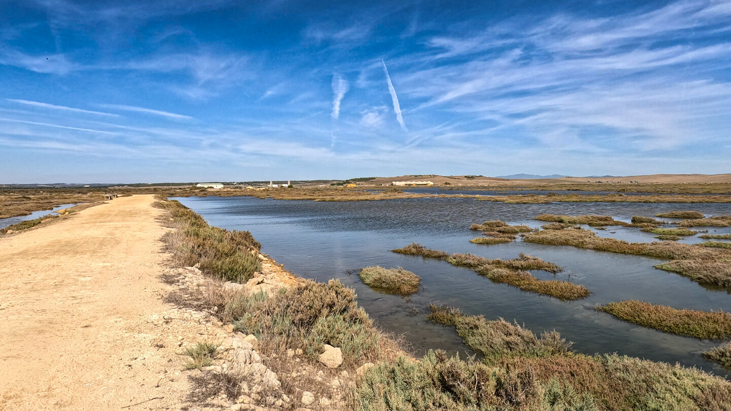 Dammweg  durch die Marismas de Barbate