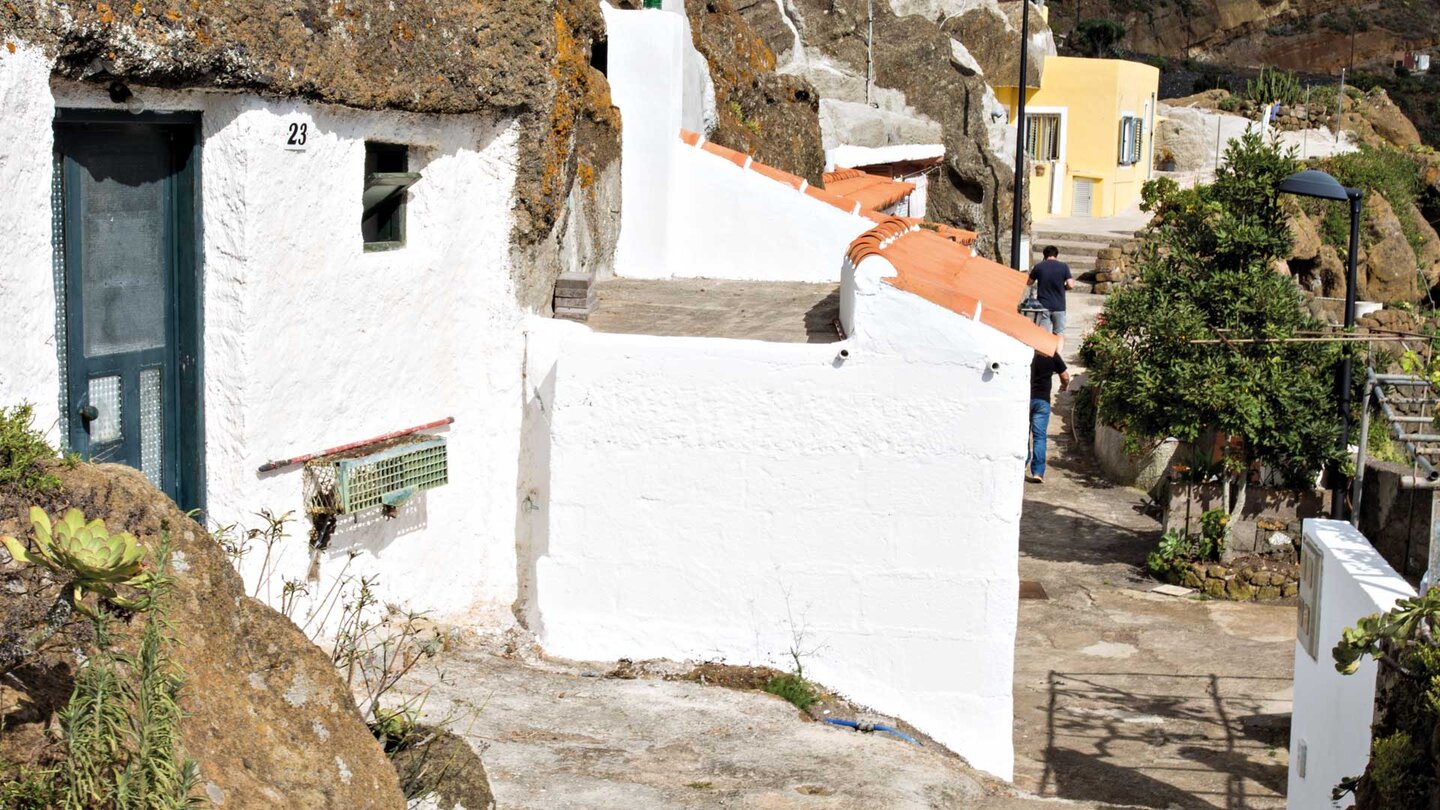 die Höhlenwohnungen von Las Carboneras im Anaga auf Teneriffa reihen sich entlang des Bergkammes auf Höhlenwohnungen in Las Carboneras im Anaga auf Teneriffa