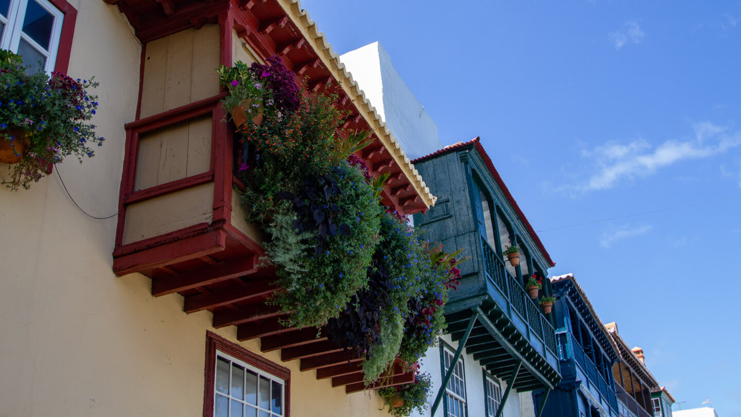 traditionelle Holzbalkone in verschiedenster Bauart an der Avenida Marítima in Santa Cruz de La Palma