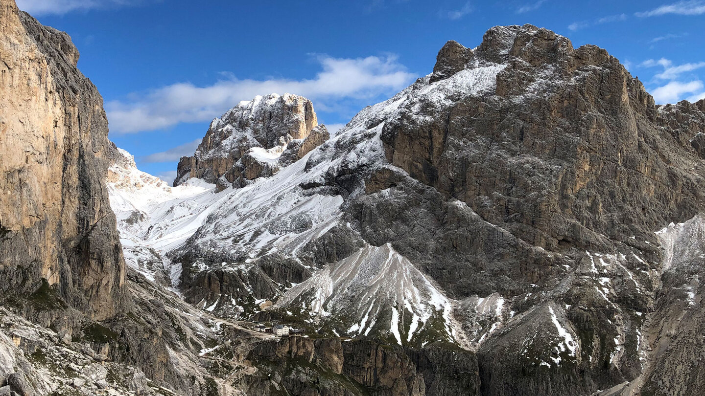Blick zur Preusshütte mit dem gewaltigen Gipfel der Scalieretspitze im Hintergrund Blick zur Preusshütte mit dem Gipfel der Scalieretspitze im Hintergrund