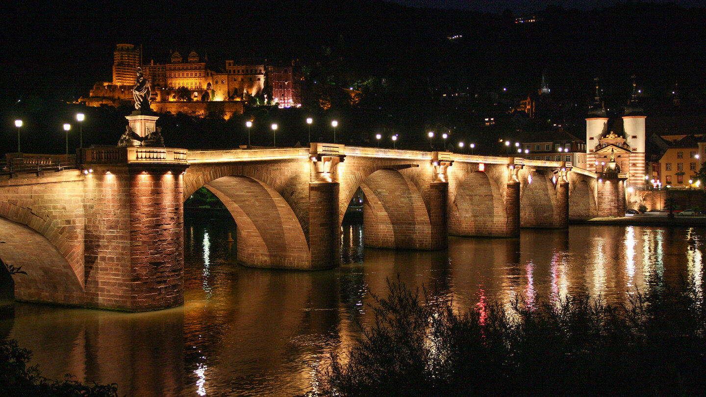 die Alte Brücke in Heidelberg mit Schloss und Brückentor die Alte Brücke in Heidelberg mit Schloss und Brückentor