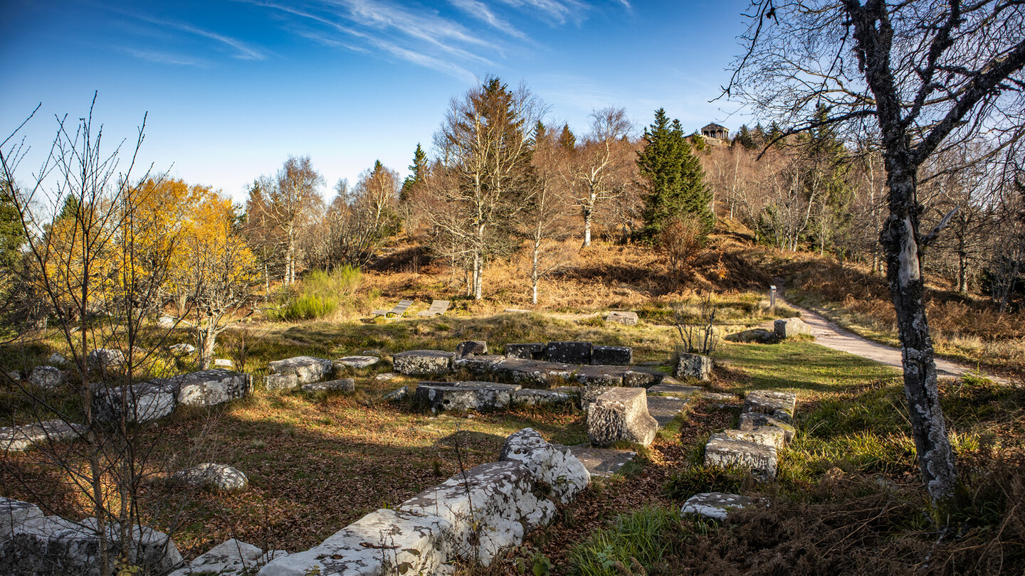 Überreste von Tempeln und Säulen am Gipfelplateau des Donon