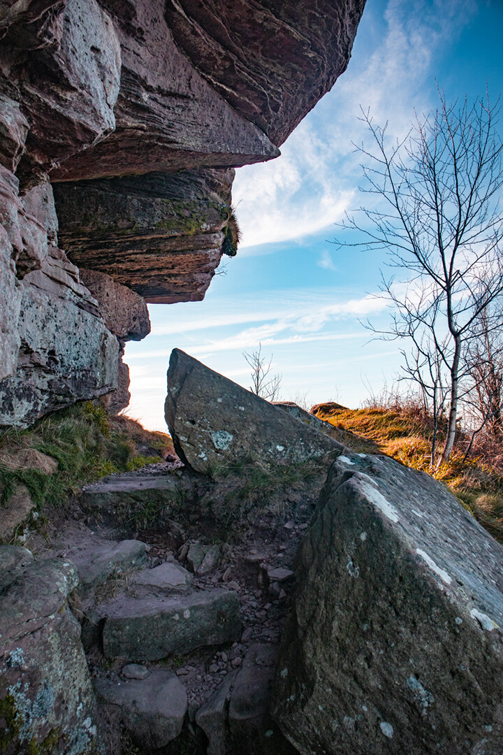 Wanderroute am Fuß der Felsformatonen zum Gipfel