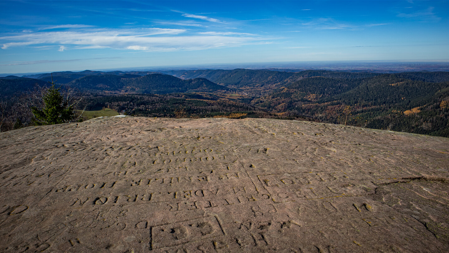 Felsgravuren auf der Gipfelplattform des Donon