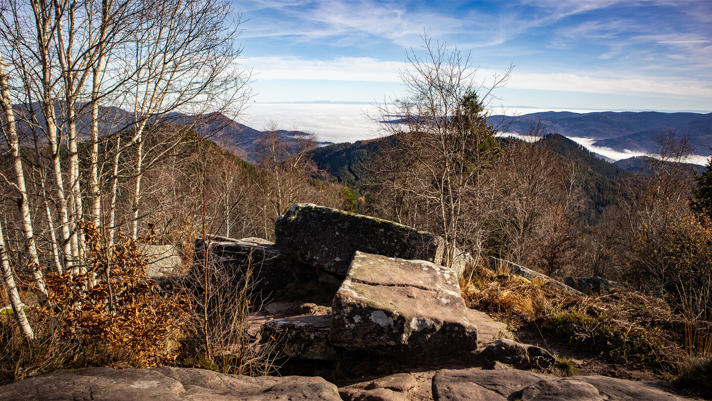 Aussichtspunkt am Gipfel des Donon mit Blick über Berge und Täler der nördlichen Vogesen