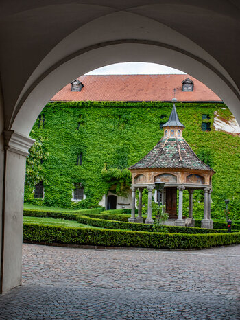 Blick auf den Brunnen der Wunder im Kloster Neustift