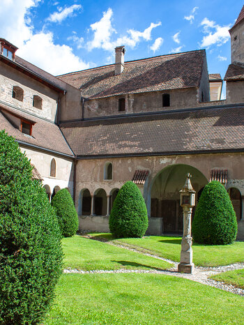 Innenhof beim Kreuzgang im Kloster Neustift