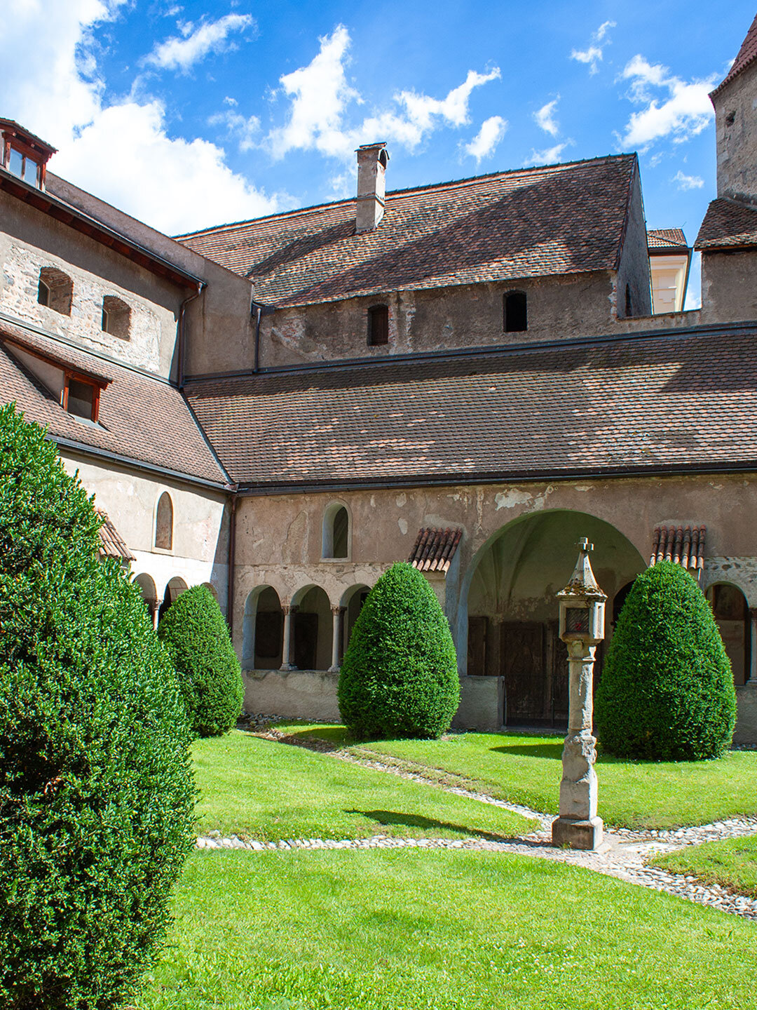 Innenhof beim Kreuzgang im Kloster Neustift bei Brixen Innenhof beim Kreuzgang im Kloster Neustift