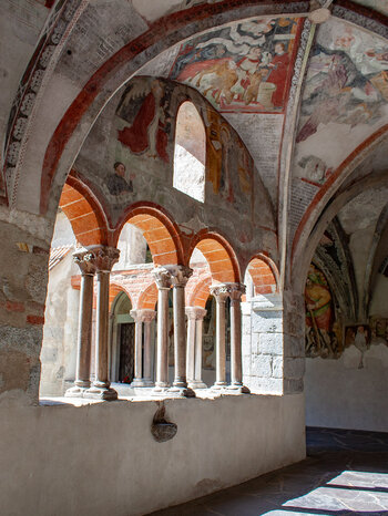 Kreuzgang mit spätgotischen Fresken im Kloster Neustift