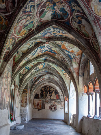 Kreuzgang mit spätgotischen Freskenim Kloster Neustift