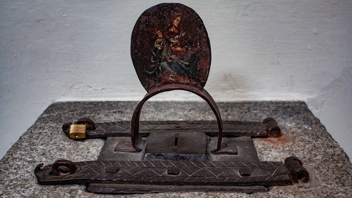 kunstvoll geschmiedetes Schloss am Opferstock im Kloster Neustift bei Brixen Schloss am Opferstock im Kloster Neustift bei Brixen