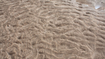 bei Ebbe zeigen sich beeindruckende Strukturen im Sand
