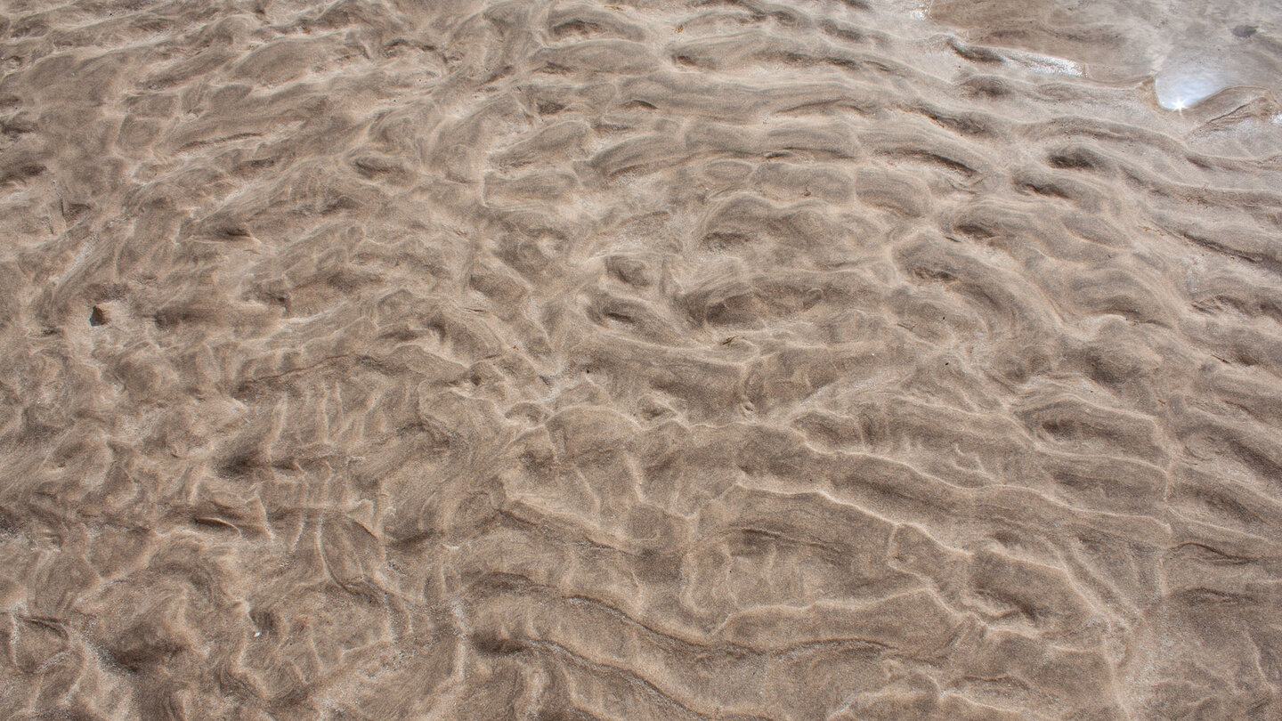 bei Ebbe zeigen sich beeindruckende Strukturen im Sand