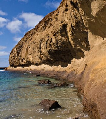 Bergflanke des Montaña Amarilla an der Playa de la Cocina