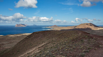 Blick vom Gipfel des Montaña Amarilla über La Graciosa und das Chinijo-Archipel