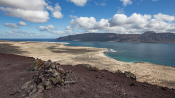 Gipfelblick vom Montaña Amarilla auf das Famara-Massiv mit dem Monte Corona