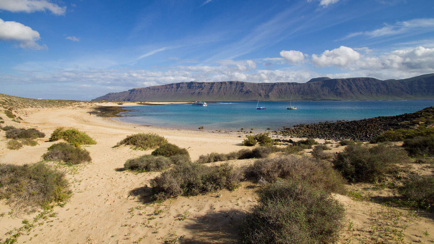 Ausblick über den Strand Playa Francesa auf die Klippen des Famara-Gebirges