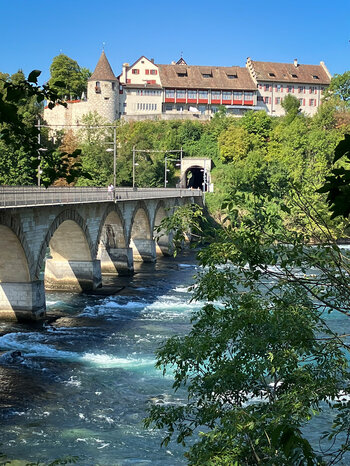 Blick über die Rheinbrücke auf das Schloss Laufen