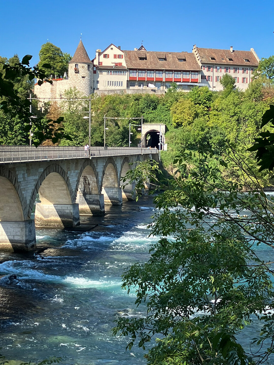 Blick über die Rheinbrücke auf das Schloss Laufen