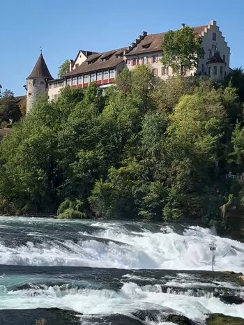 Blick über den Rheinfall hinauf zum Schloss Laufen