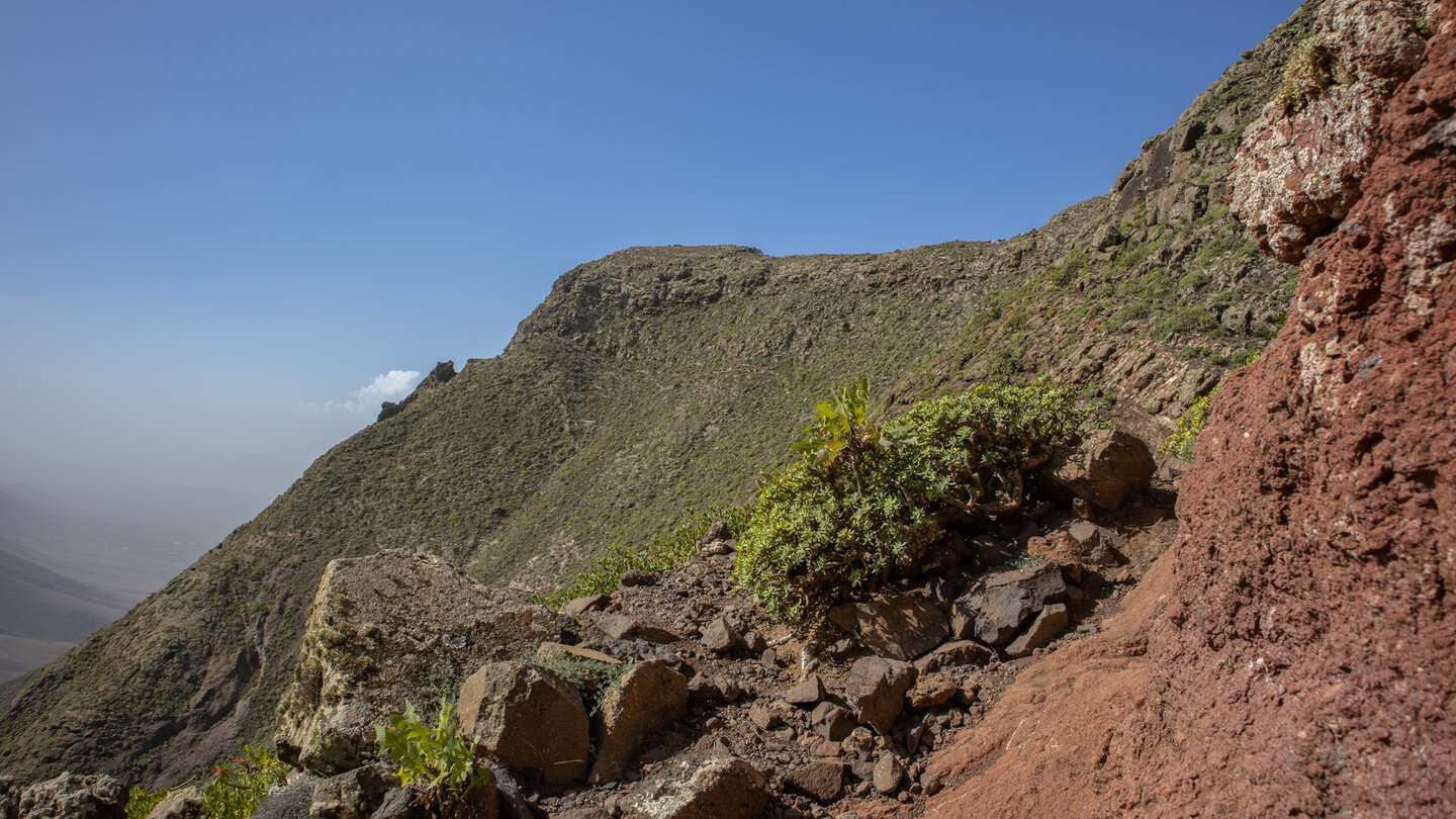 Abstieg in die Schlucht Barranco de la Poceta mit Blick auf El Castillejo Abstieg in die Schlucht Barranco de la Poceta