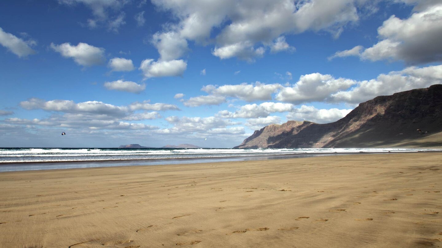 der Strand Playa de Famara auf Lanzarote der Strand Playa de Famara auf Lanzarote