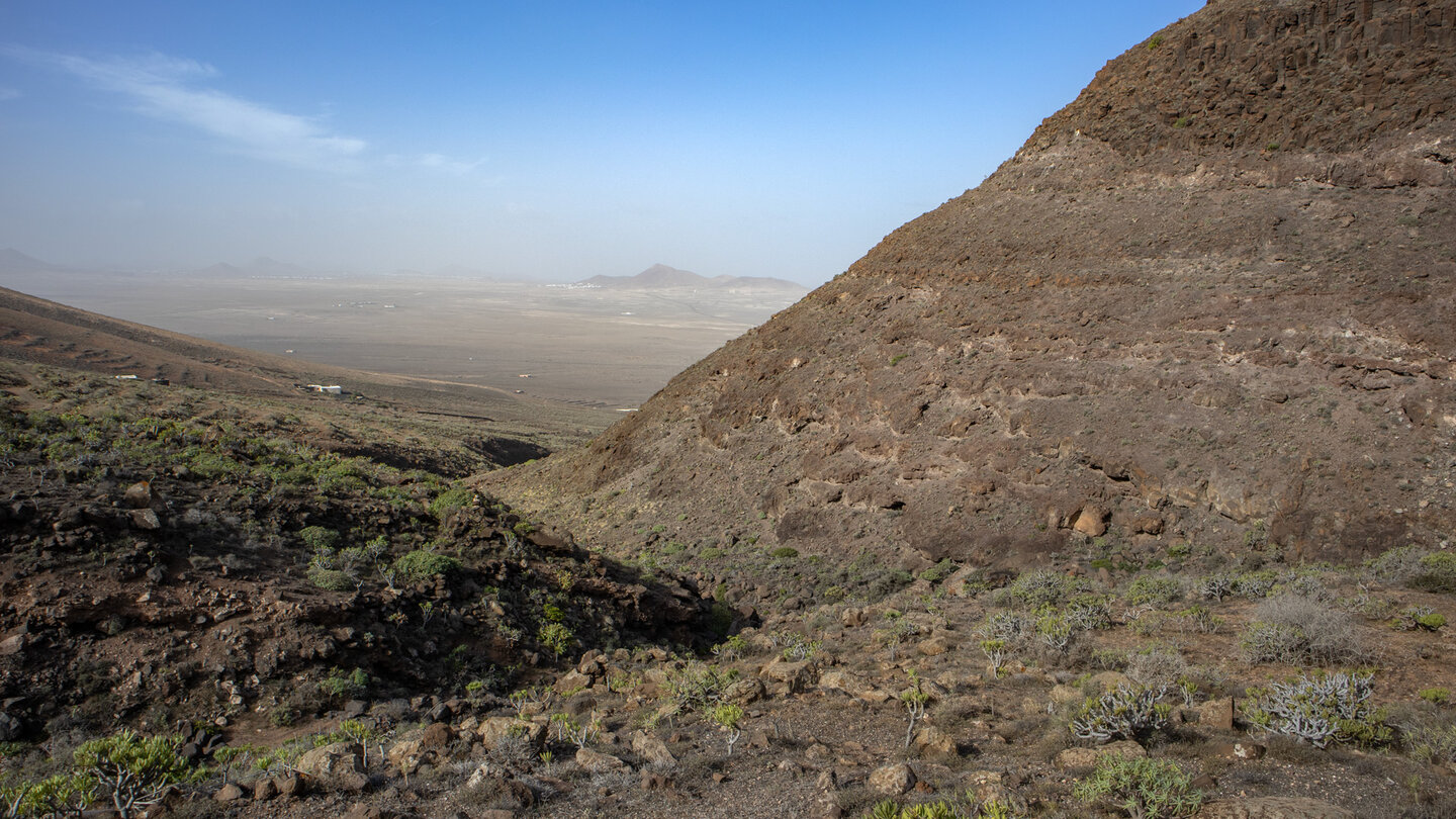Blick von der Schlucht Barranco de Poceta auf die Sandzone El Jable auf der Insel Lanzarote Blick von der Schlucht Barranco de Poceta auf die Sandzone El Jable