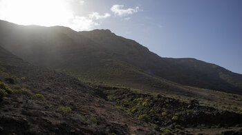die Sonne strahlt über dem Risco de Famara