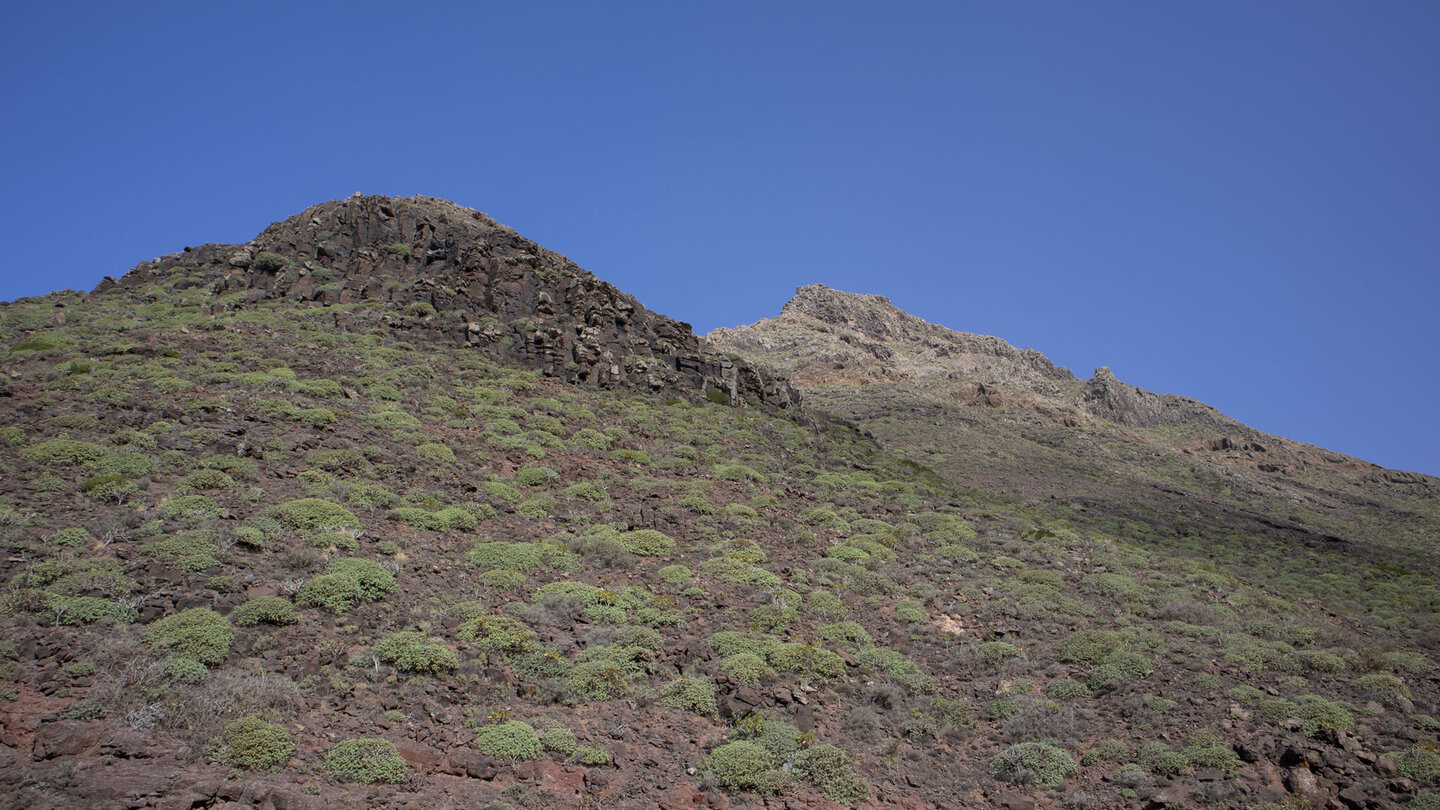 Blick zum Felssporn El Castillejo im Famara-Gebirge. Blick zum Felssporn El Castillejo