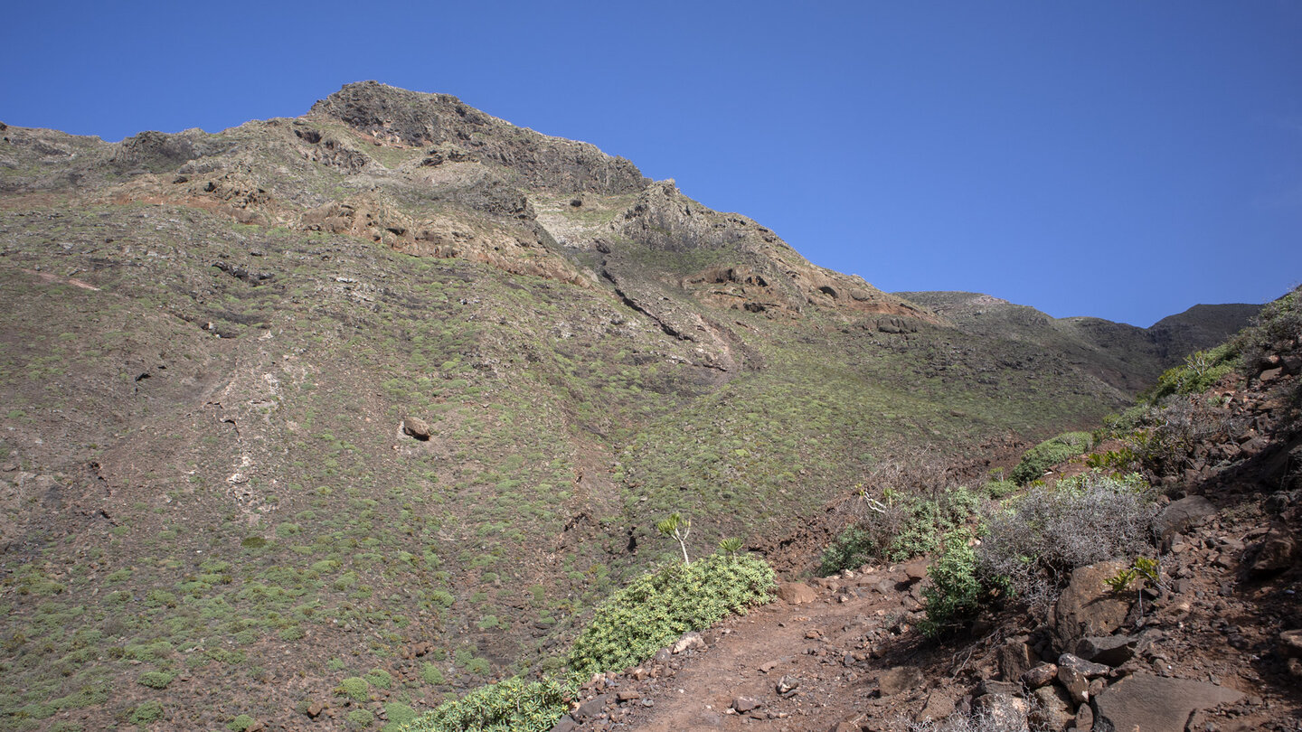 Wanderweg unterhalb der zerklüfteten Bergzüge des Famara-Massivs zerklüftete Bergzüge des Famara-Massivs