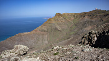 Blick über das Barranco de la Poceta El Castillejo und Peñas del Chache